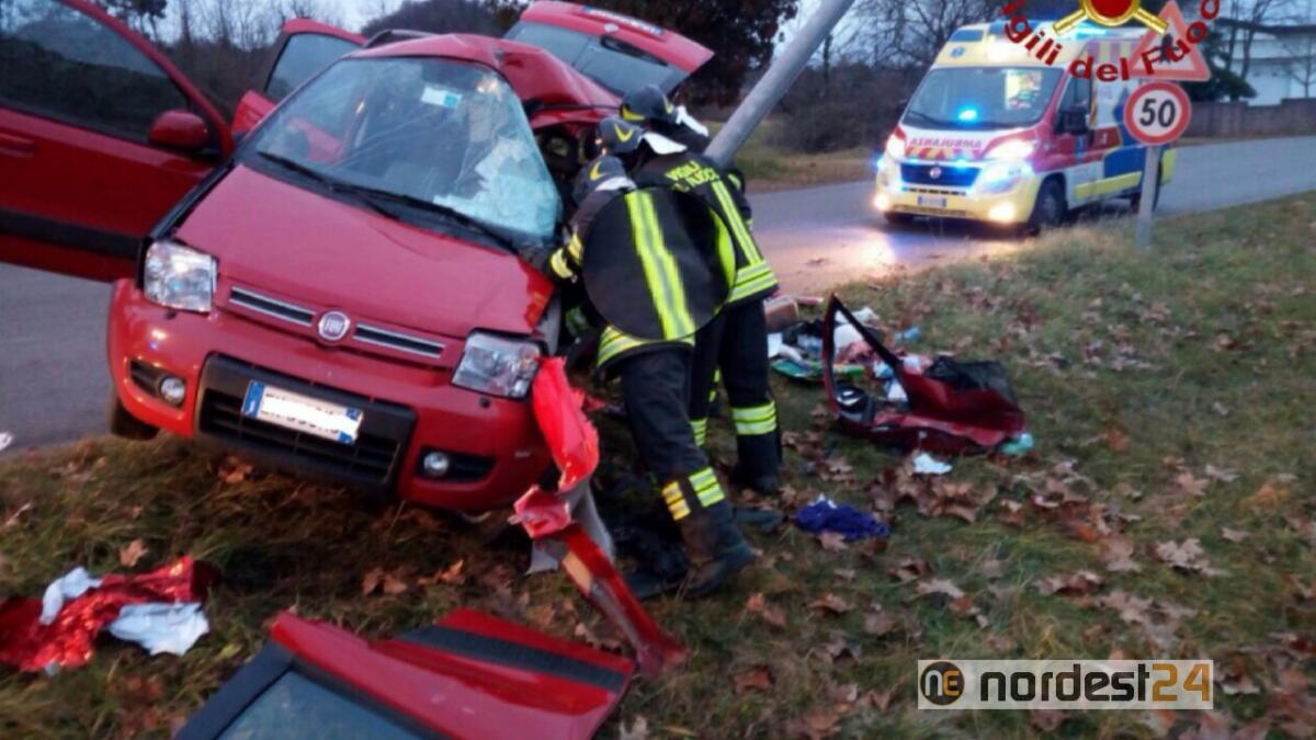Incidente a Usago di Travesio, si schianta con la Panda: grave un giovane - 
