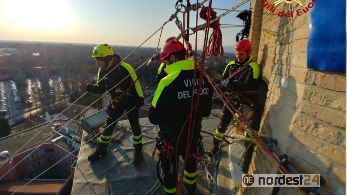 Niente scopa: la befana dei pompieri si cala in teleferica dal campanile - 