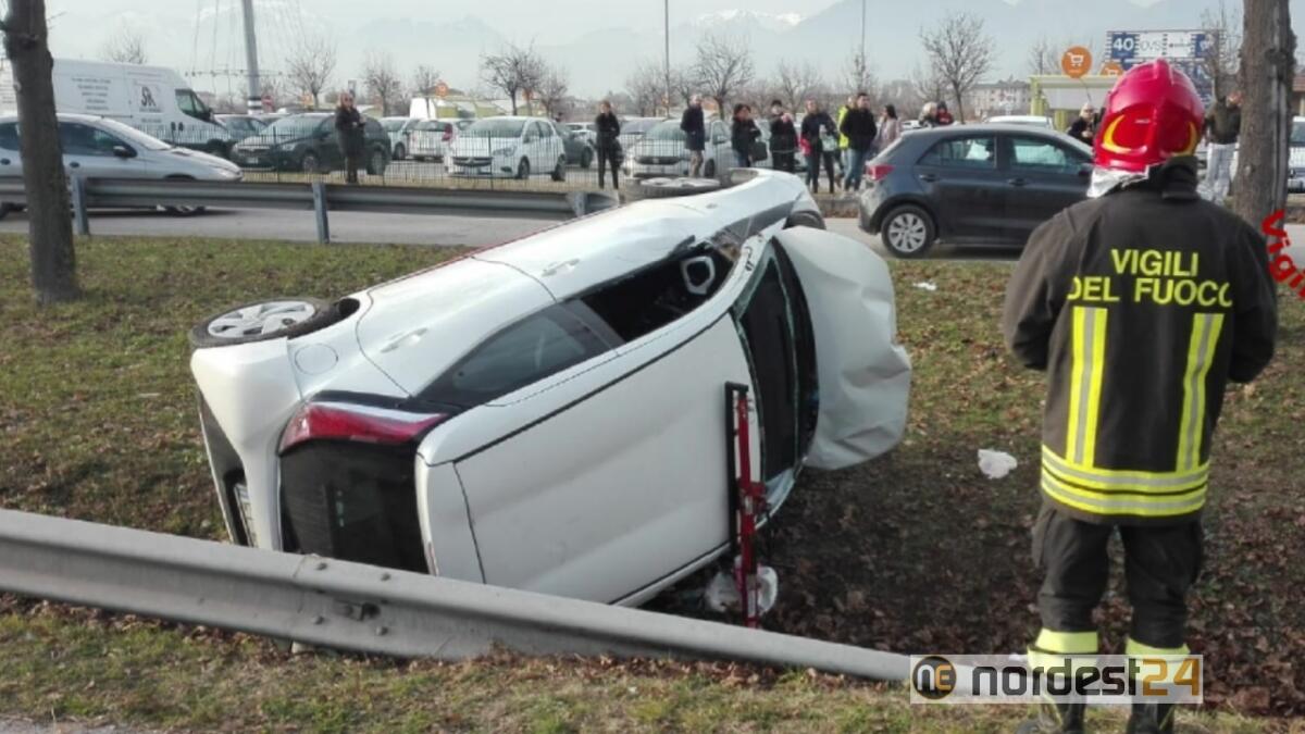 Perde il controllo del mezzo e finisce rovesciata in un fossato: ferita una donna - 