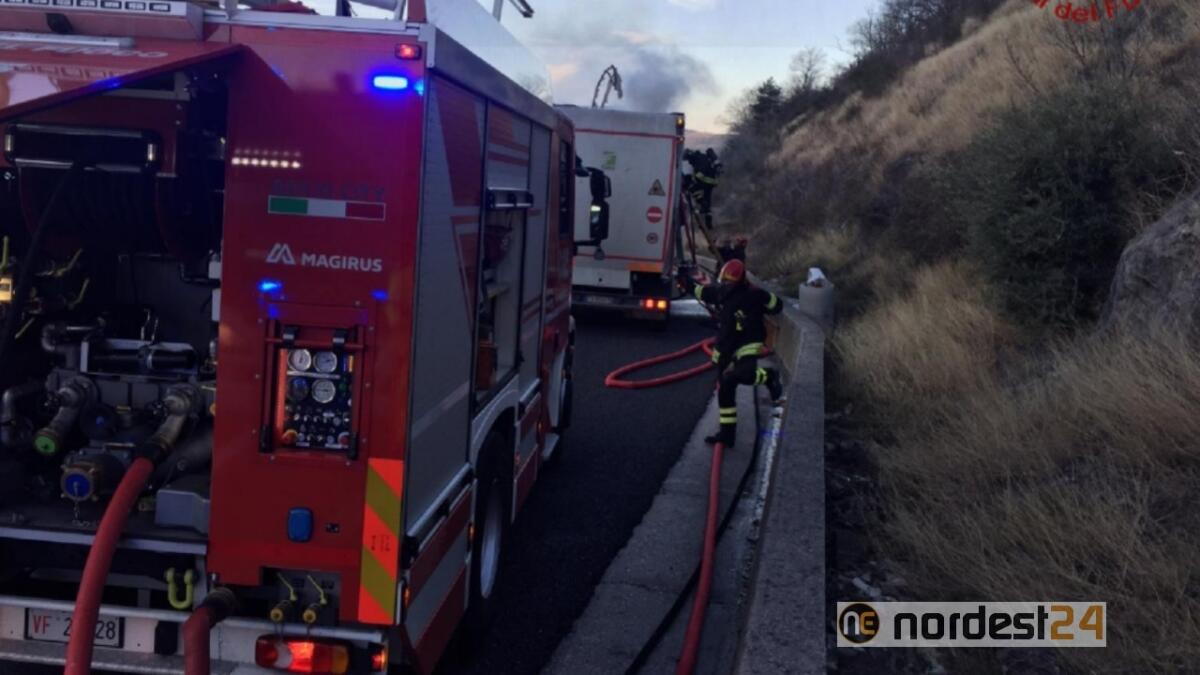Incendio a Trieste: brucia il camion dei rifiuti - 