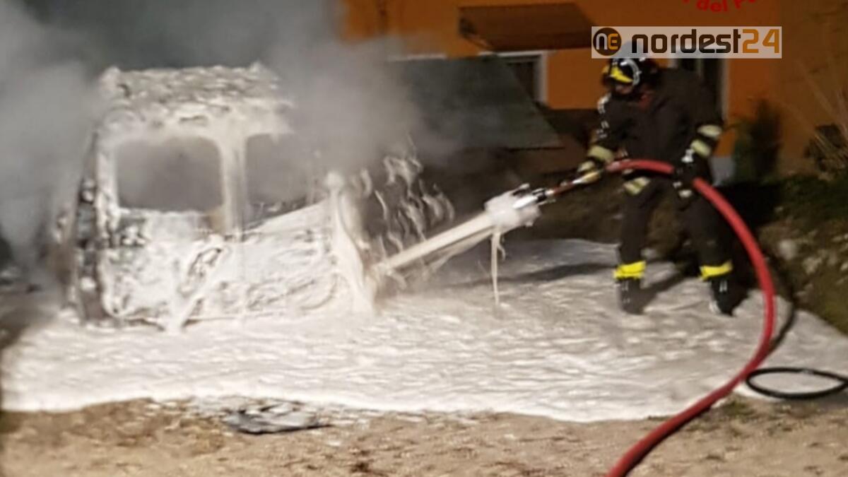 Dacia Logan a Gpl si incendia: completamente distrutta - 