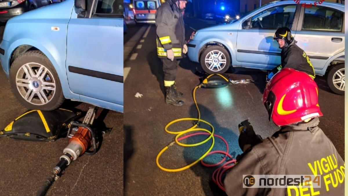 Ciclista 26enne investito, incastrato sotto l'auto: è grave - 