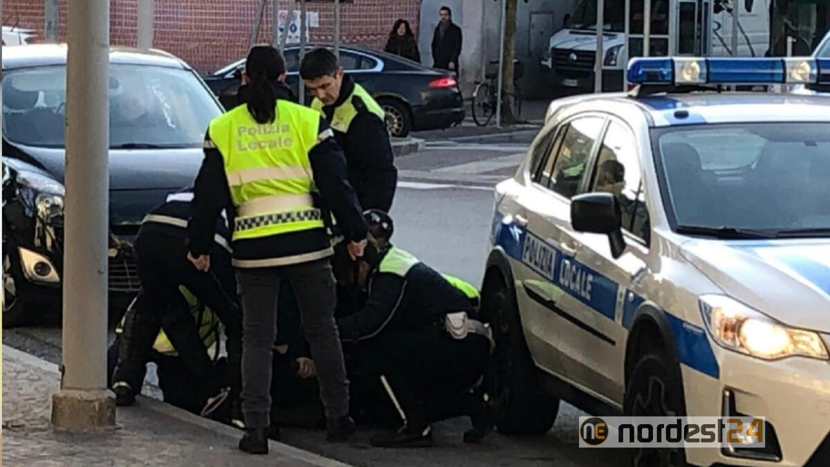 Udine. Rovescia i bidoni, viene fermato, ma aggredisce la Polizia - 