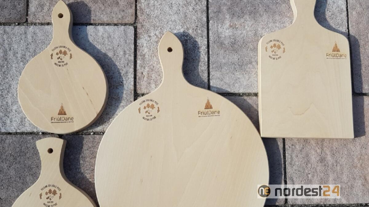 Fvg, venduti oltre 16.000 “taglieri solidali” lavorati dal legno schiantato - 