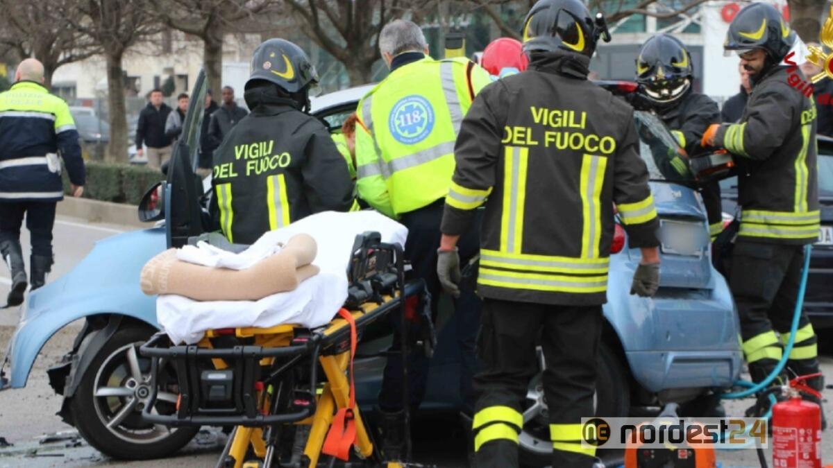 Scontro tra due auto: 97enne incastrato nella Smart - 