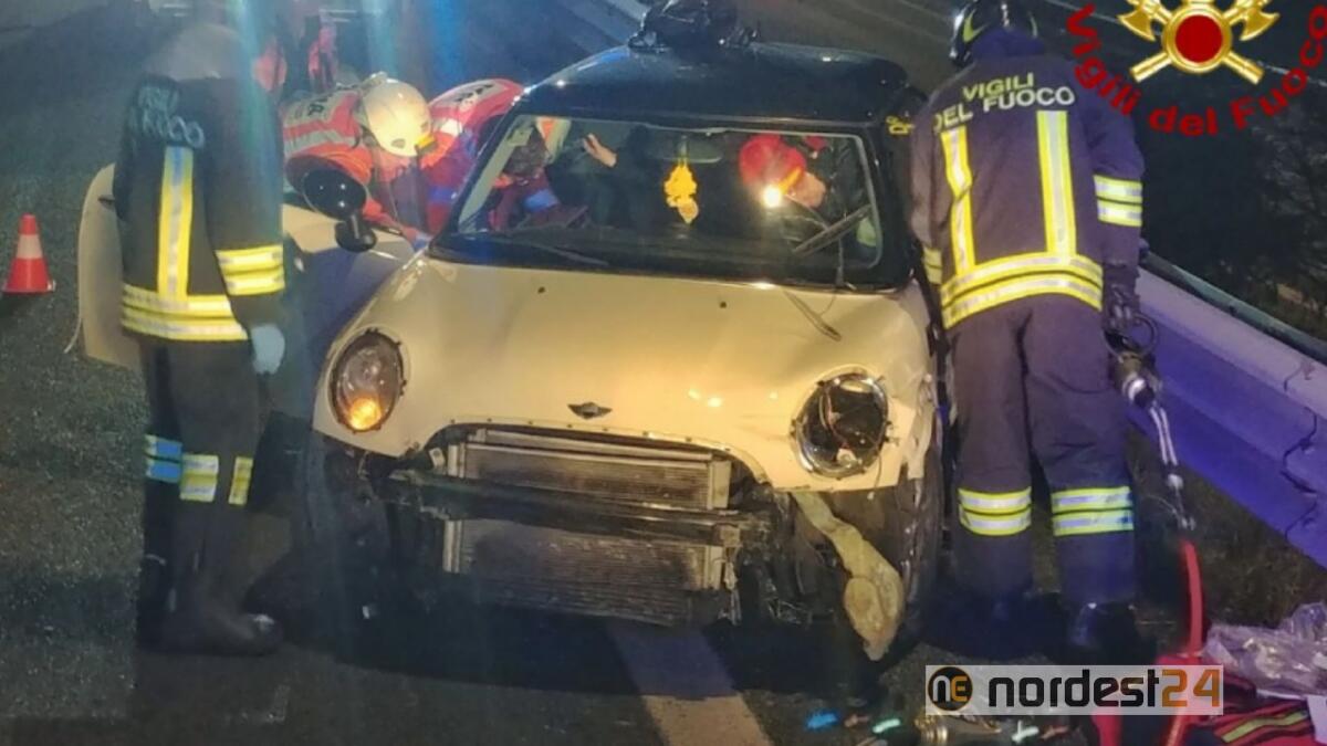 Incidente in A28: donna incastrata tra le lamiere - 