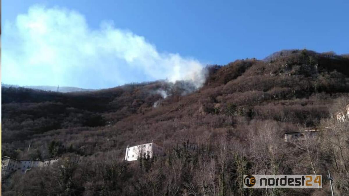 Incendio a Longarone: bruciano i boschi in località Podenzoi - 