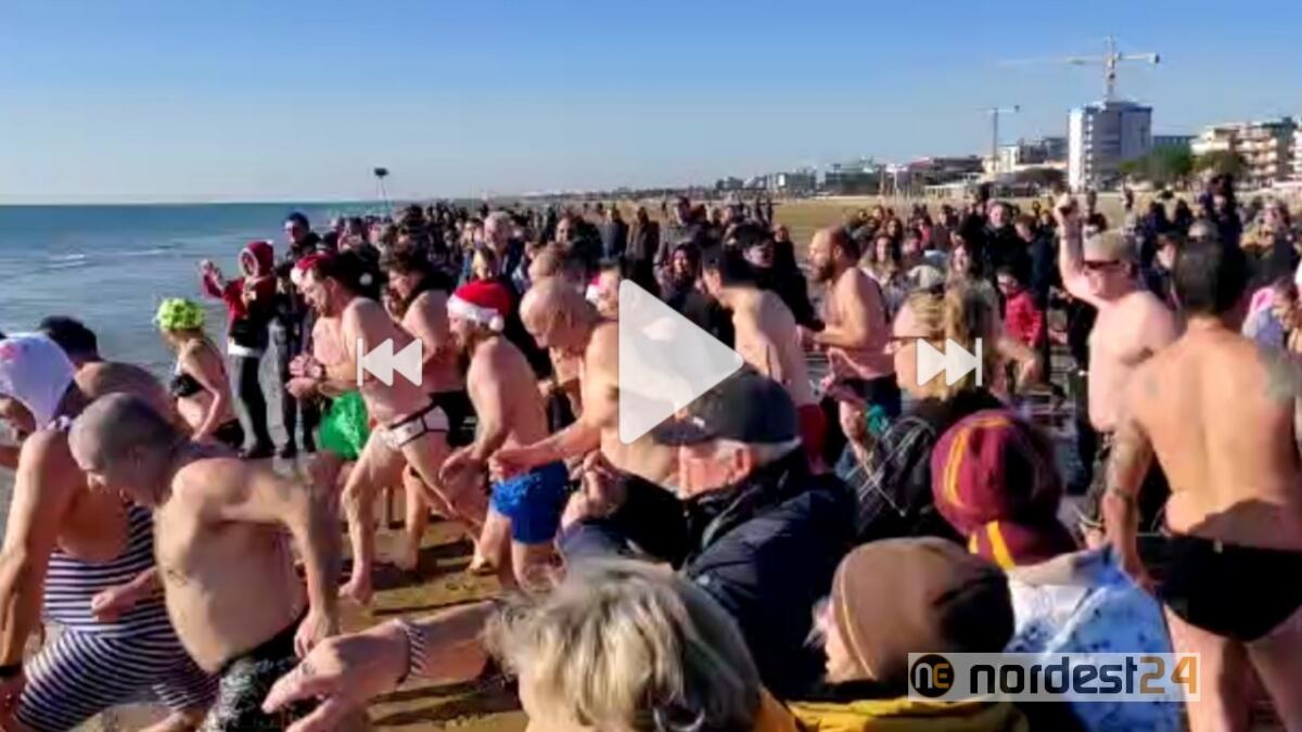 Primo tuffo in mare del 2020 a Bibione: il video - 