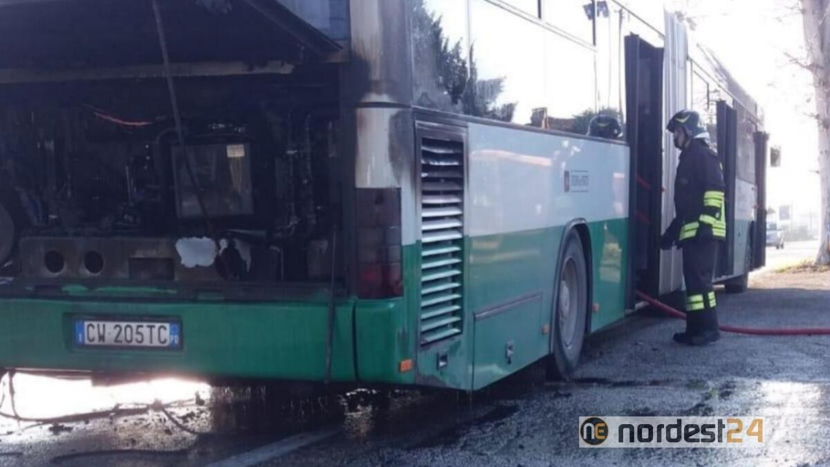 A fuoco bus carico di studenti. L'autista si ferma e li fa scendere tutti. - 