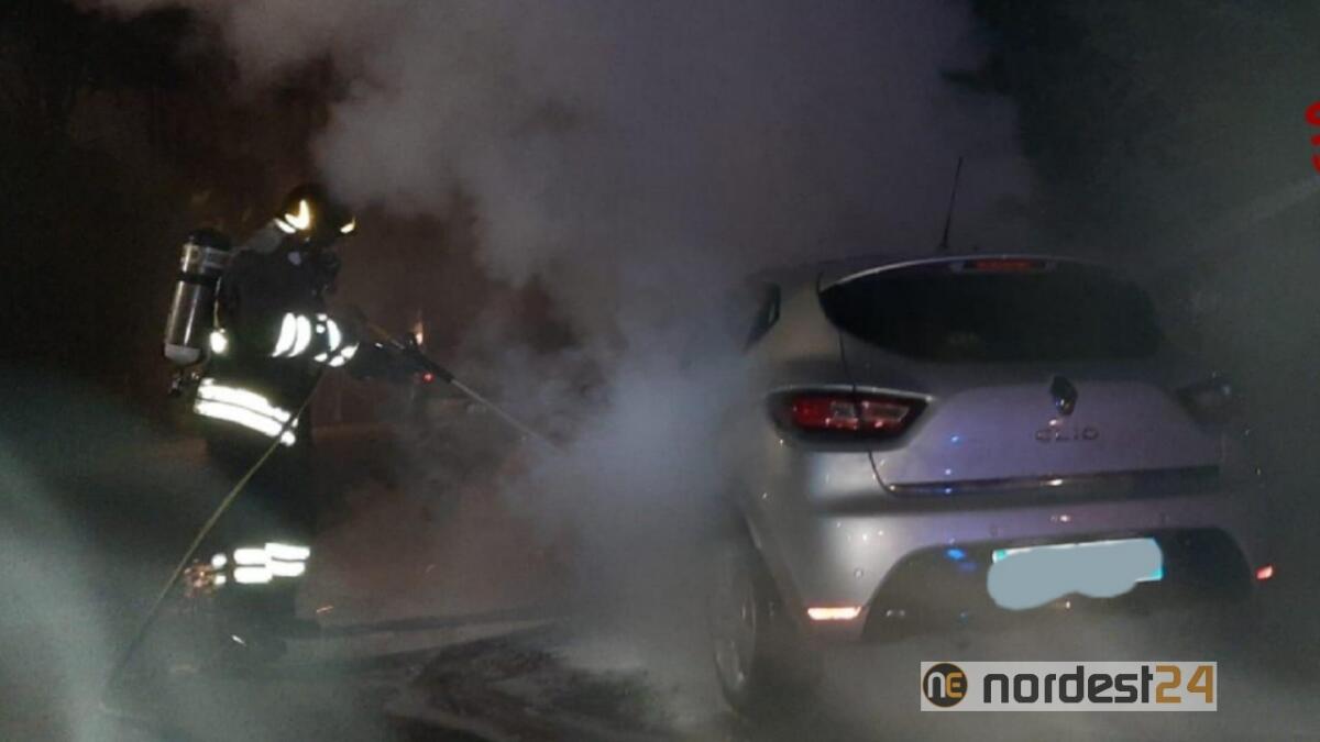 Auto distrutta dalle fiamme mentre festeggiano il Capodanno - 