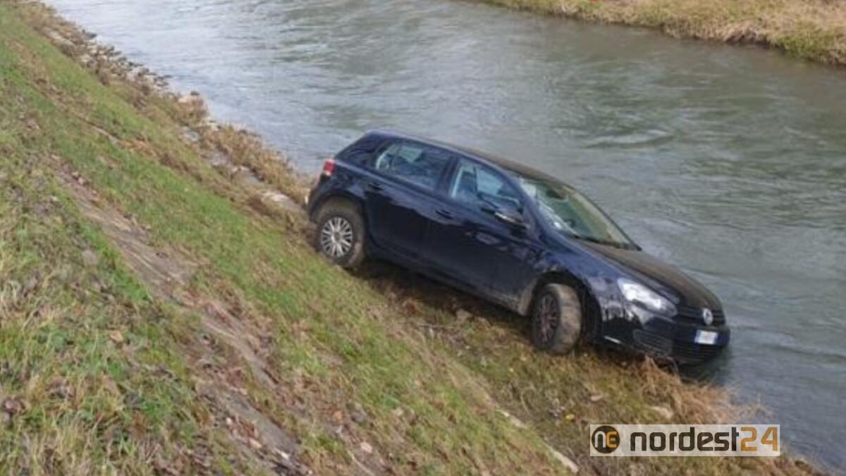 Parcheggia la Golf senza freno a mano: la ritrova sulla sponda del fiume - 