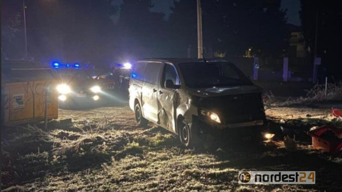 17enne ruba il furgone alla madre: inseguito dai carabinieri si schianta - 