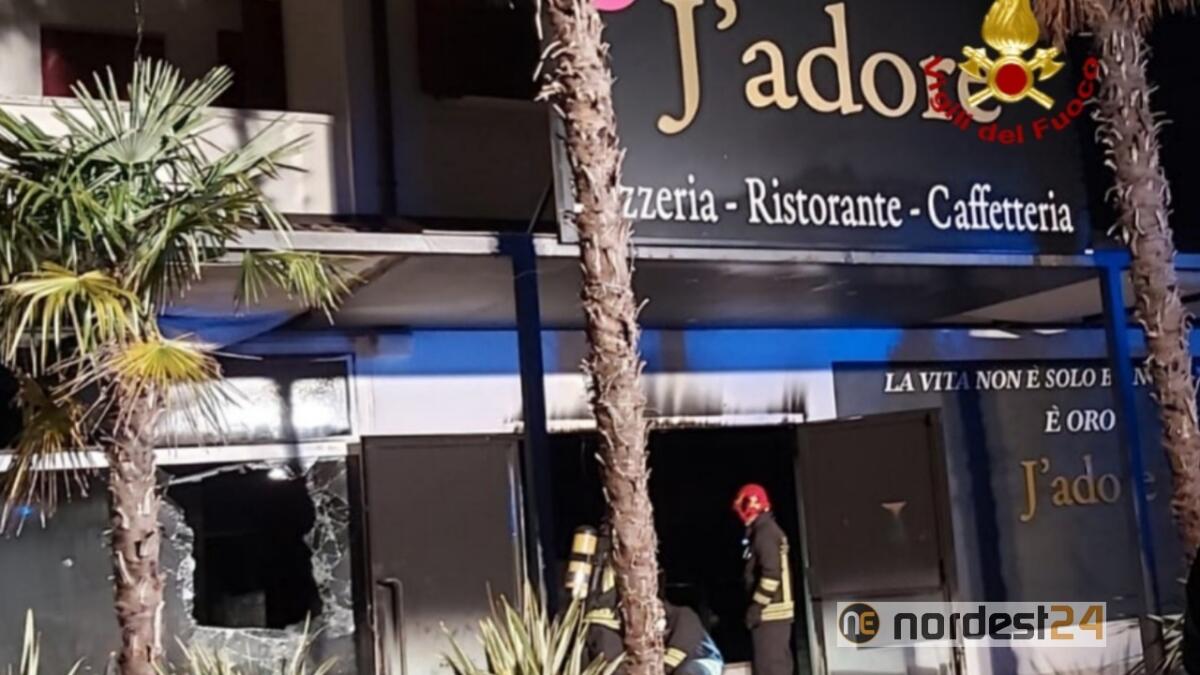 Incendio a Rosà: distrutta la pizzeria J'Adore - 