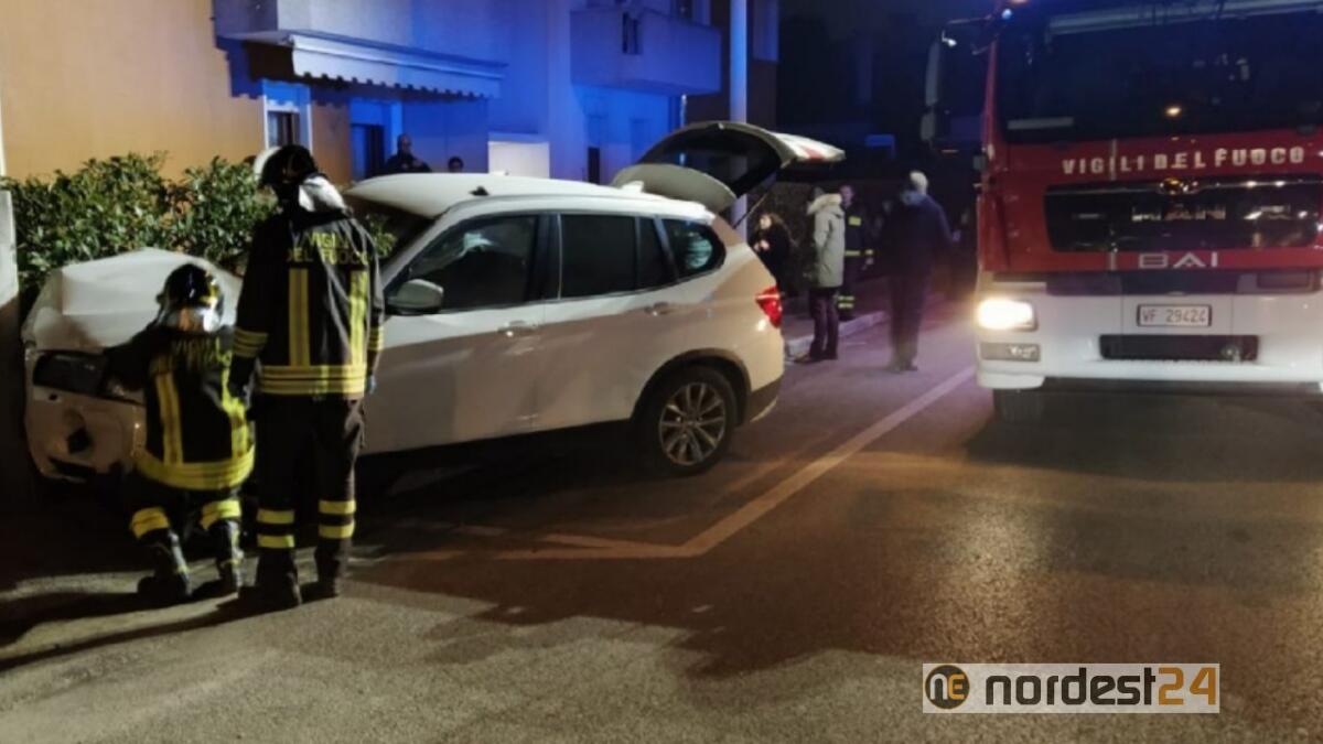 Incidente a Pordenone: violento scontro tra due auto - 