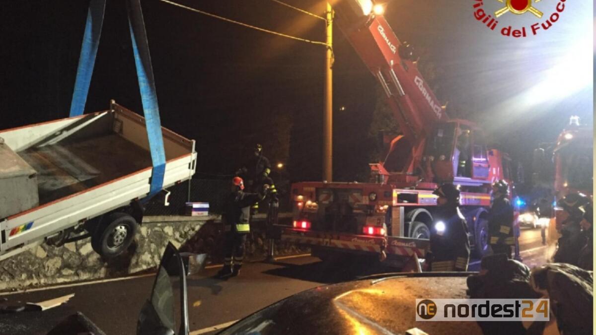 Frontale tra auto e camion a Prosecco: 4 feriti - 