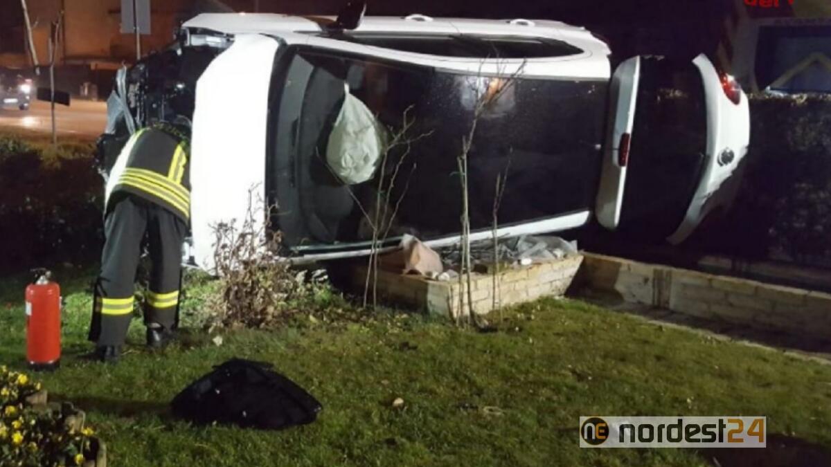 Incidente a Fiume Veneto: auto si cappotta e finisce nel giardino - 