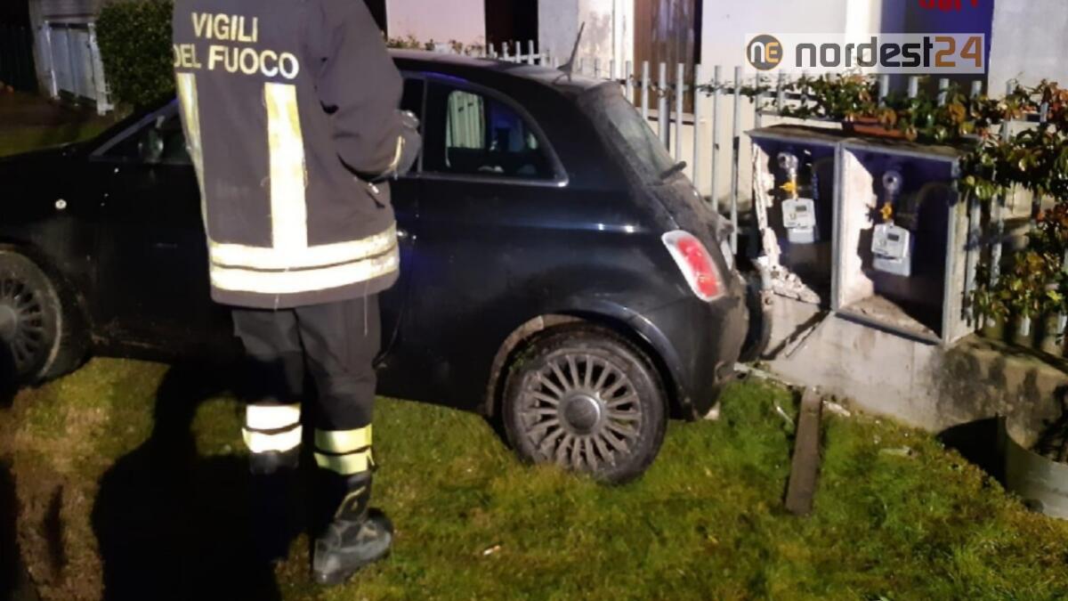 Perde il controllo dell'auto e si schianta contro una ringhiera - 