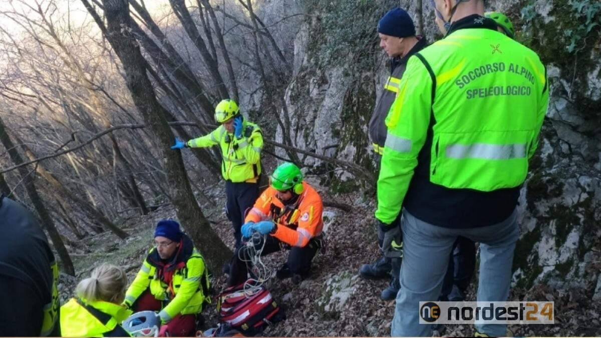 Tenta di attraversare il confine tra Slovenia e Italia, ma precipita nel burrone: è grave - 