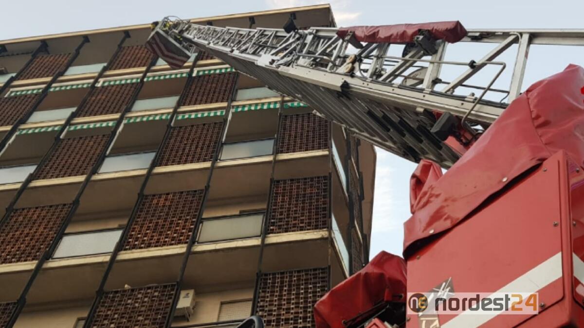 Cadono calcinacci dalla facciata del condominio: colpita un'auto - 
