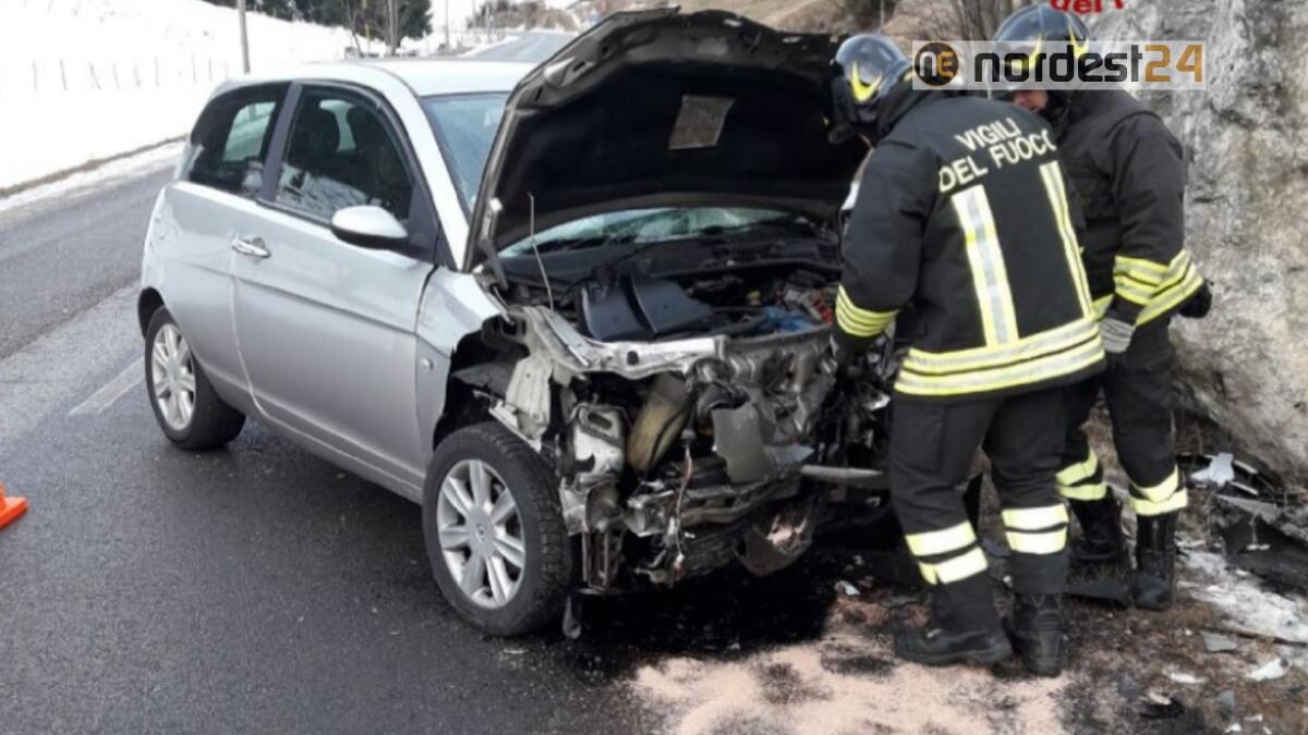 Incidente a Campomezzavia: si schianta contro un masso, ferito - 
