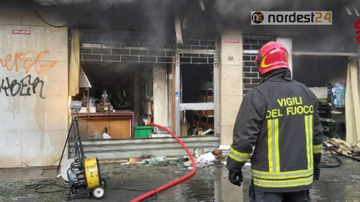 Violento incendio a Mestre: brucia un negozio, gravemente danneggiato - 