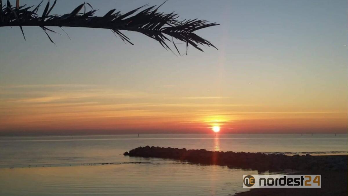 Dal Faro Rosso di Lignano una stupenda alba oggi 9 gennaio 2020 - FOTO - 