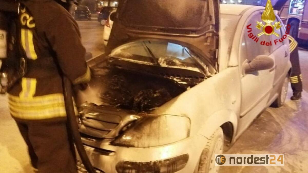 L'auto a GPL va a fuoco: distrutta dall'incendio - 