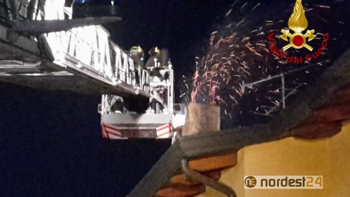 Incendio a Porcia: a fuoco la canna fumaria - 