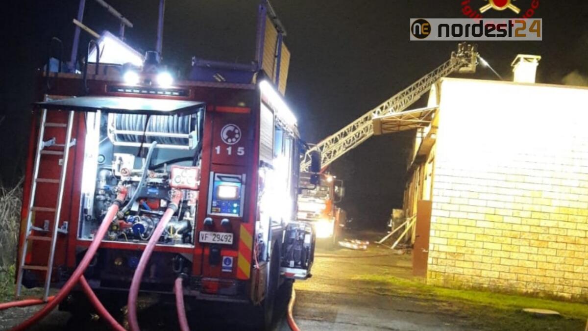 Vasto incendio a Badia Polesine (RO): a fuoco 3 capannoni - 