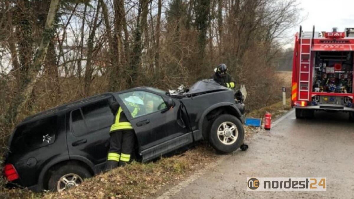 Incidente ad Aviano: esce di strada con l'auto e finisce nel fosso - 
