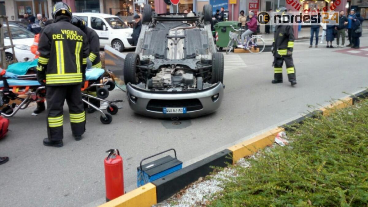 Incidente a Pordenone: due auto si scontrano, una si cappotta - 