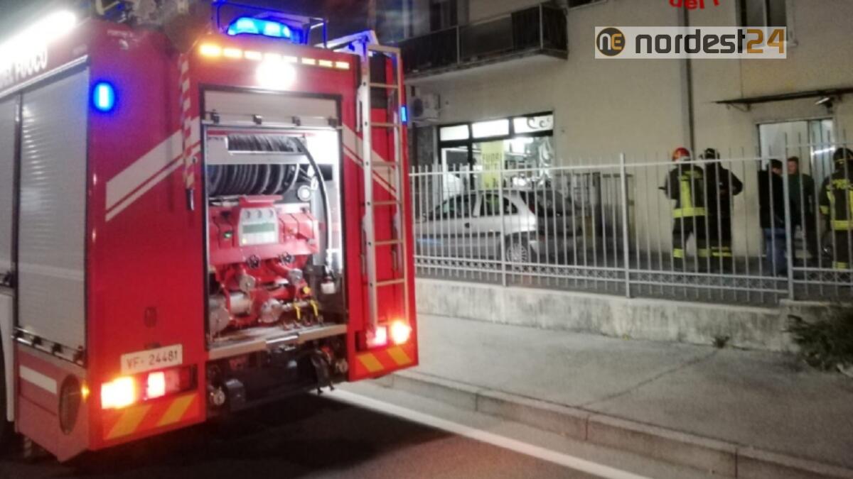 Incendio in appartamento mentre riposa: donna salvata dal vicino - 