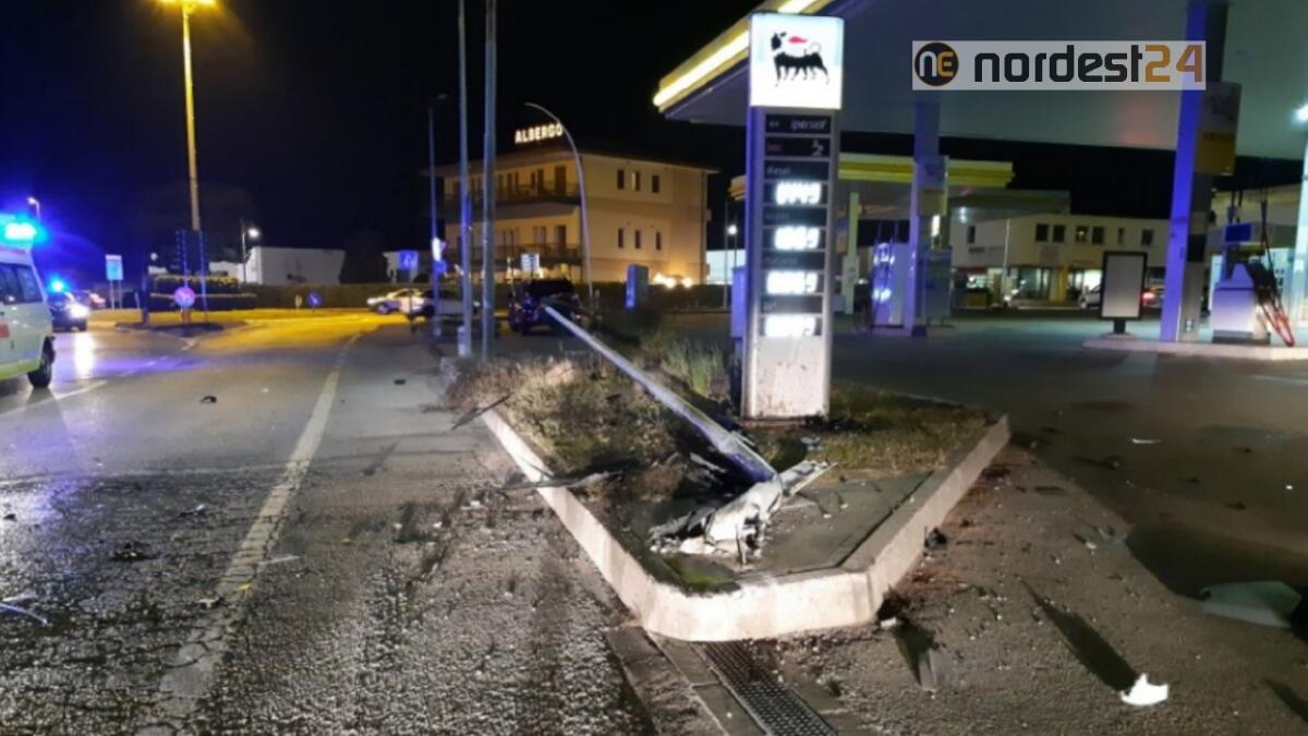 Si schianta contro un palo dell'illuminazione: ferito 34enne - 