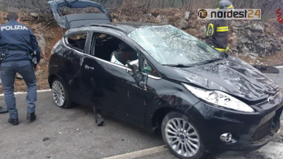 Trieste, secondo incidente: terza auto cappottata - 
