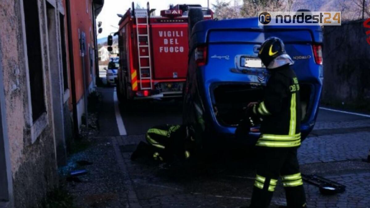 Incidente a Marsure di Aviano: scontro tra auto, una si cappotta - 