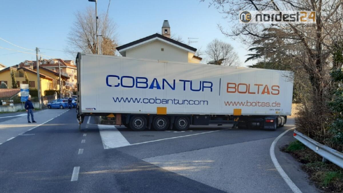 Tir incastrato a Duino: blocco totale della circolazione - 