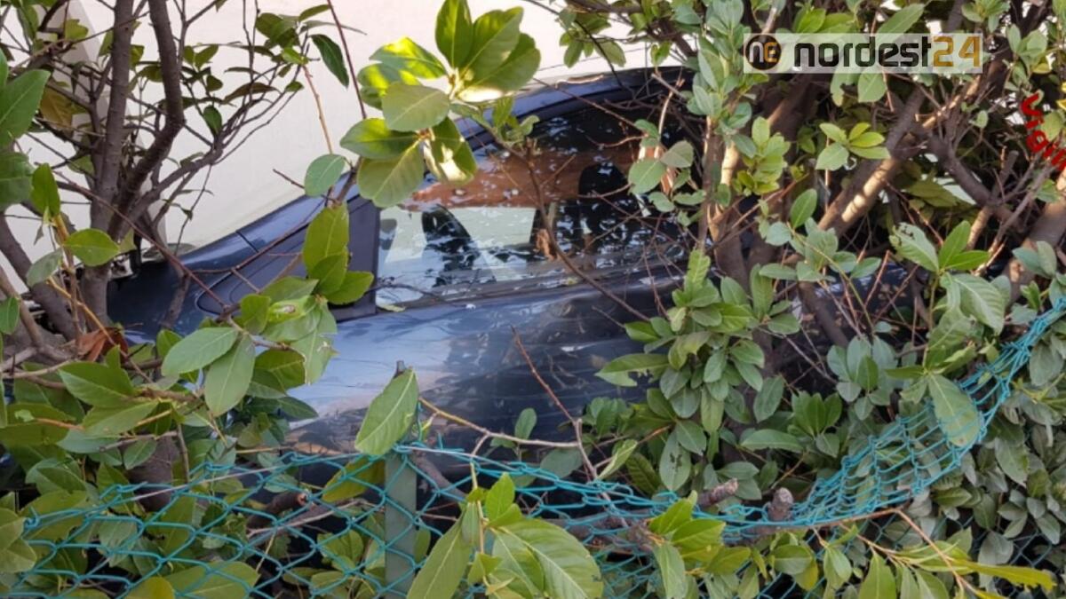 Scontro tra auto: una finisce nel giardino di casa - 