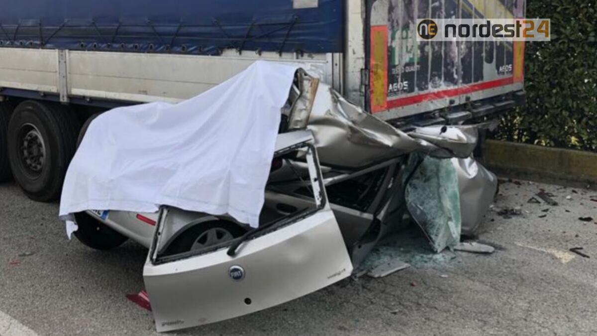 Tampona un mezzo pesante parcheggiato: muore un giovane - 