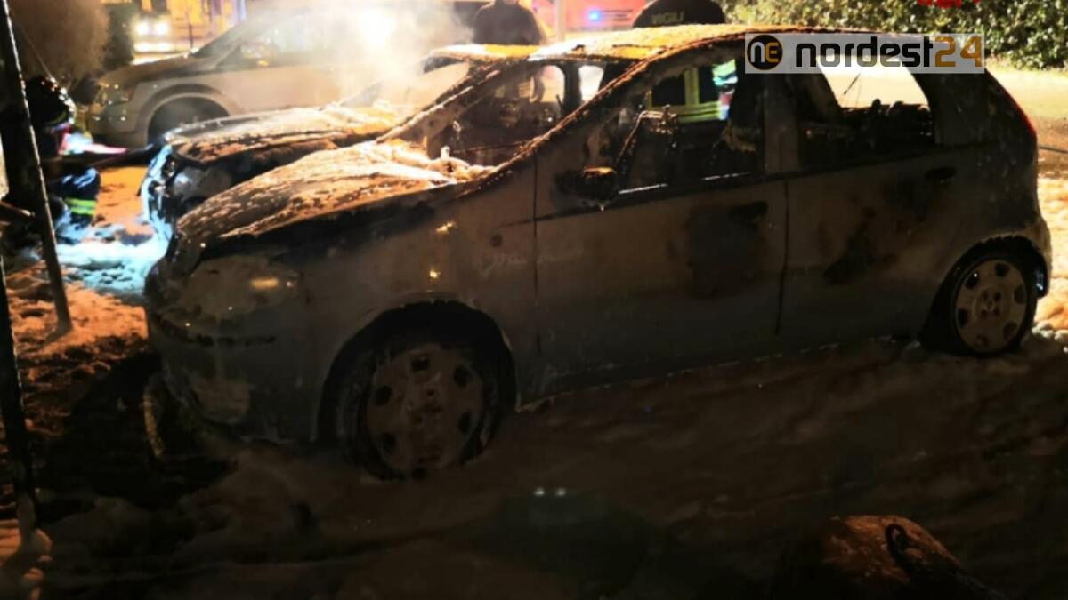 Incendio a Vicenza: due auto a fuoco davanti alla Chiesa - 