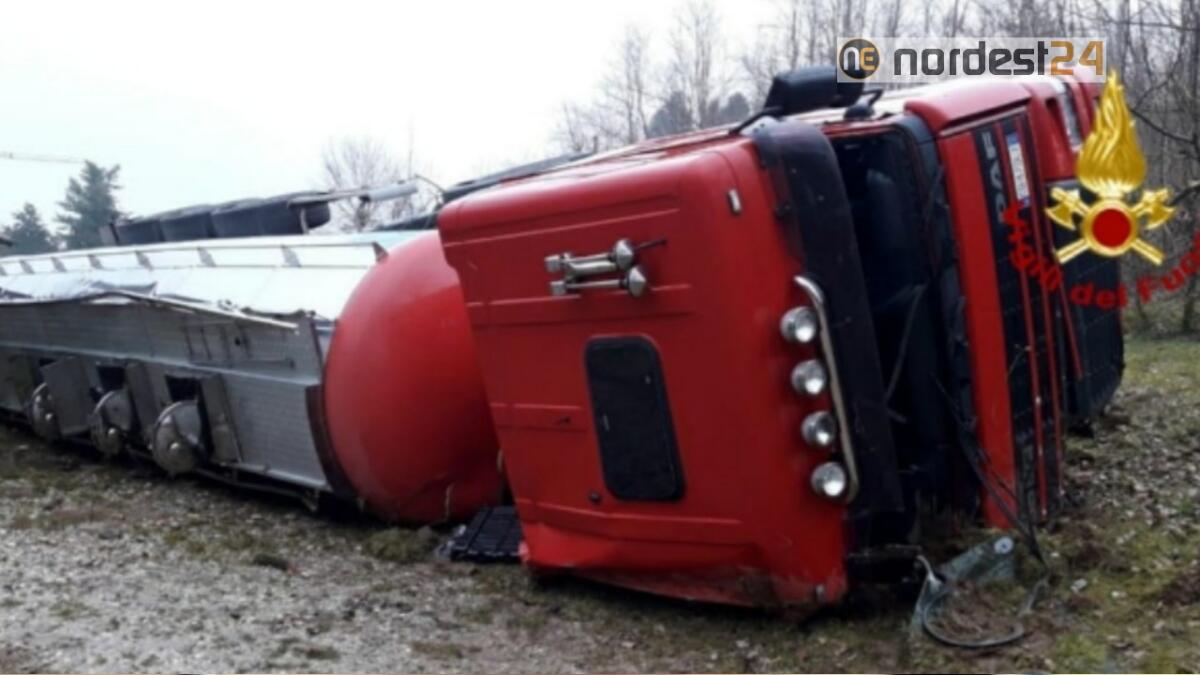 Autobotte si ribalta: 33.000 litri di prosecco finiscono in un canale - 