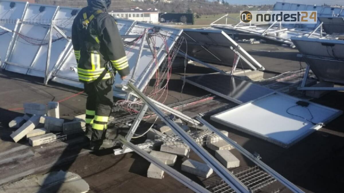 Forte vento in Veneto: decine di interventi dei vigili del fuoco - 