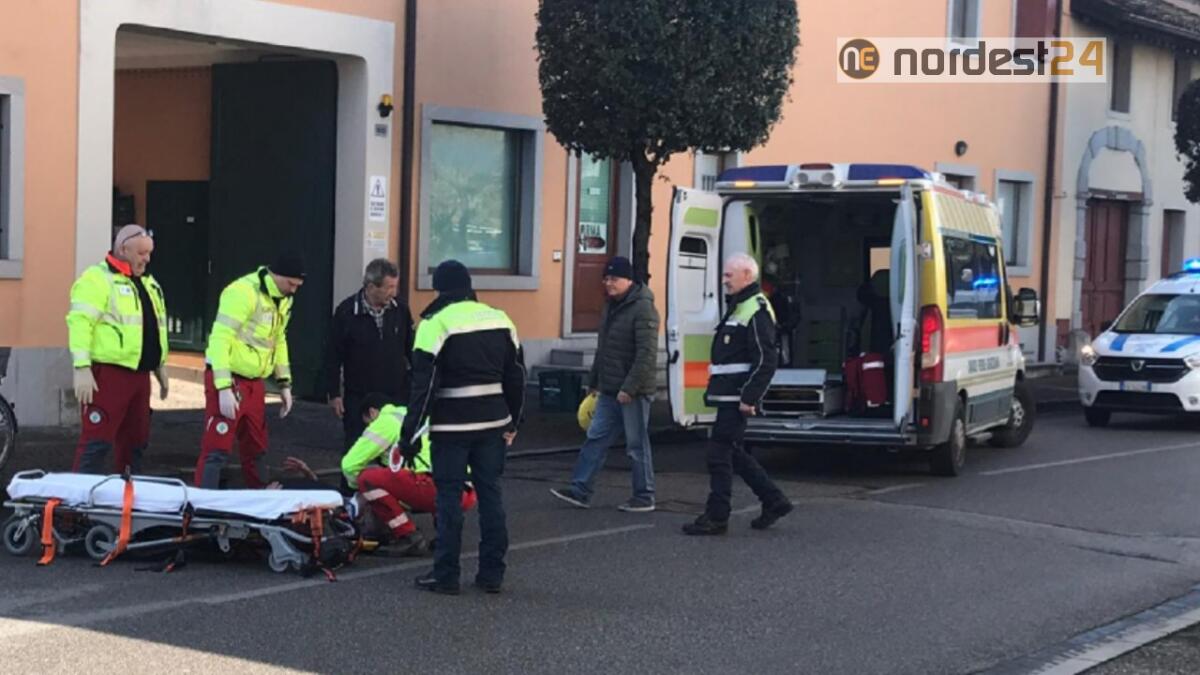 San Giovanni al Natisone. Anziano in bici cade urtato da un'auto - 