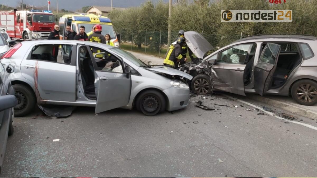 Scontro tra due auto: 6 feriti di cui 2 bambini piccoli - 