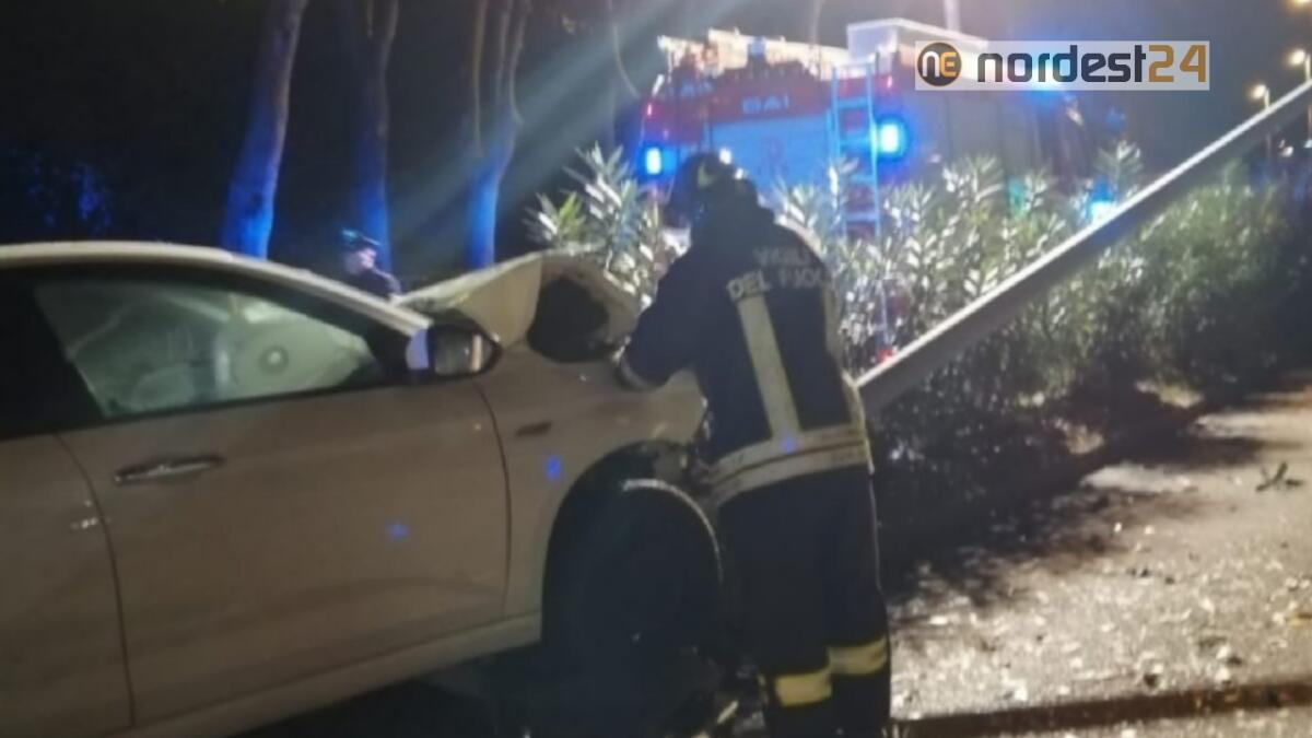 Trieste, schianto contro il palo dell'illuminazione: un ferito - 