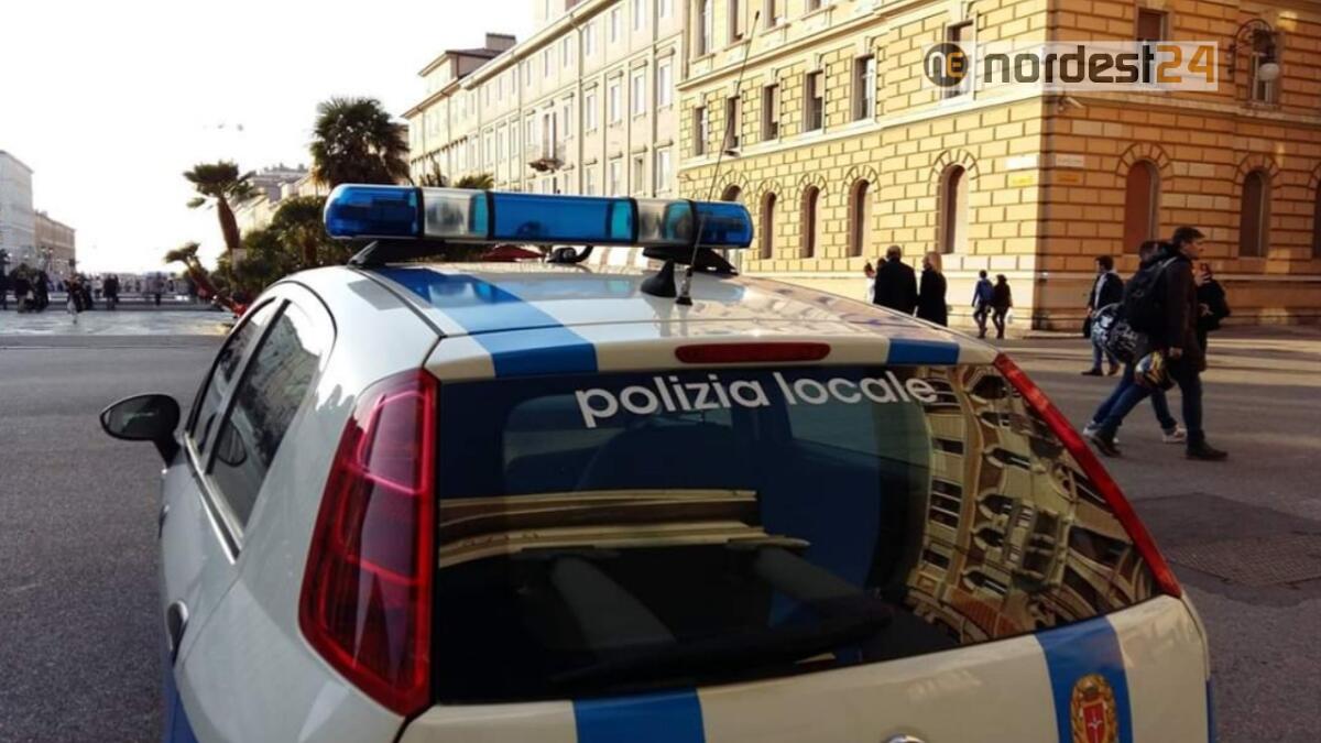 Trieste. Si siede al Bar, insulta il cameriere e aggredisce la Polizia - 