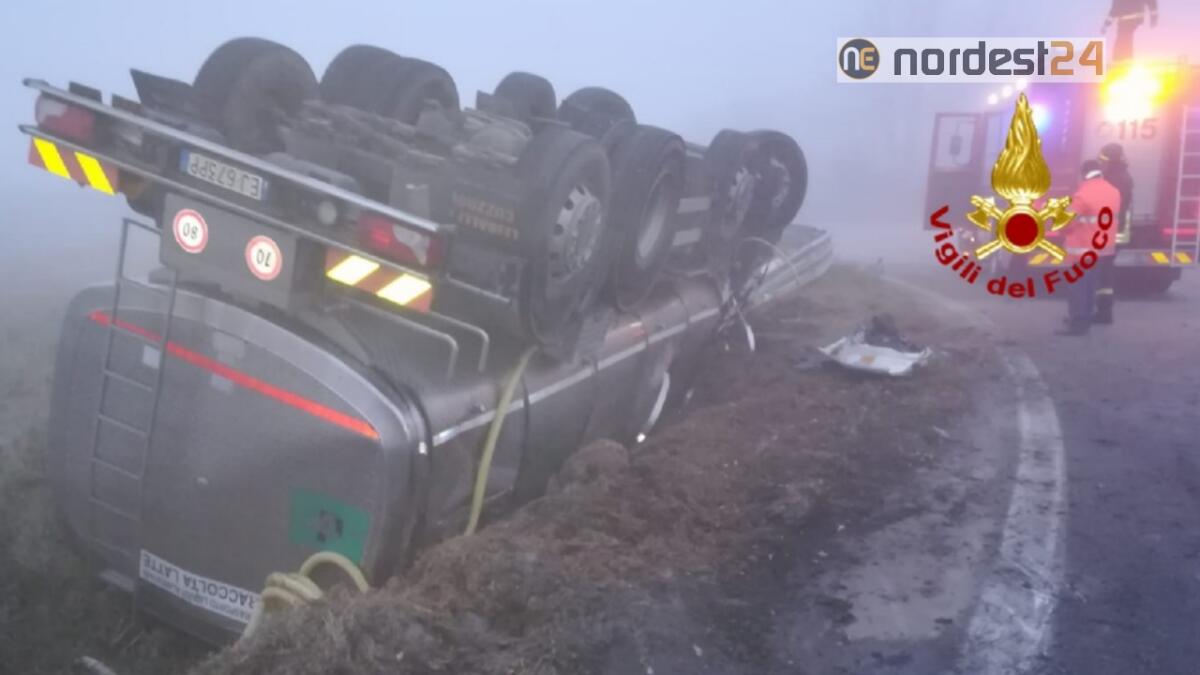 Portogruaro, si ribalta autocisterna del latte alla rotonda: un ferito - 