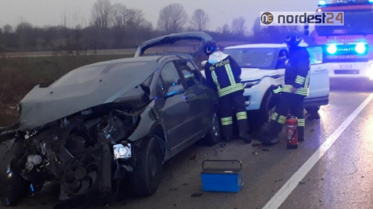 Incidente ad Azzano Decimo: scontro tra due auto e un furgone - 