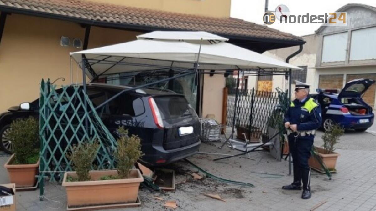 Scontro fra auto, una finisce in trattoria: tragedia sfiorata - 