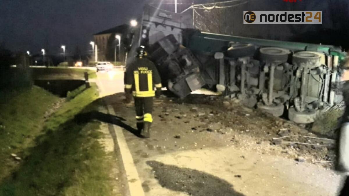 Camion carico di pietre si rovescia: autista illeso, strada chiusa - 