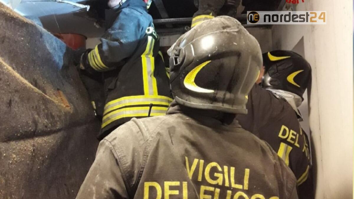 Incendio al sottotetto di una casa: a fuoco le travi  di legno - 